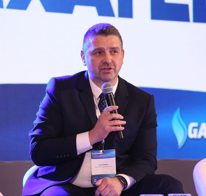 Jacek Zieliński, zastępca dyrektora Departamentu Bezpieczeństwa PSG, przemawia do mikrofonu podczas panelu Cybergazterm w ramach konferencji Gazterm